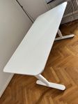 Höj- & sänkbart skrivbord 160 × 80 cm – nyskick