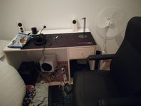 skrivbord med kontorsstol 