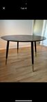 Svart runt design matbord dia 115 cm höjd 75 cm. Inga repor