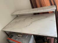 vit marmor skrivbord med stål ben