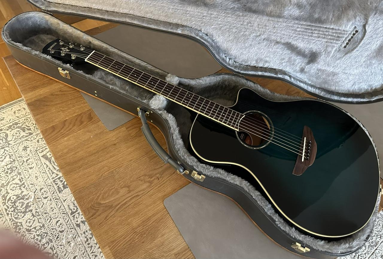 Yamaha semi-akustisk gitarr A...
