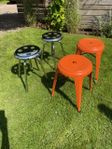Läkarpallar och orange retropallar