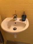 Ett litet handfat till gäst-wc, spegel med träram