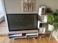 Modern TV-bänk med hylla – 140 cm