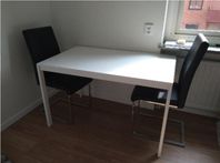 Köksbord med fyra stolar