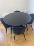 Matbord med 4 stolar. 
