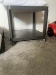 Grått sidobord 