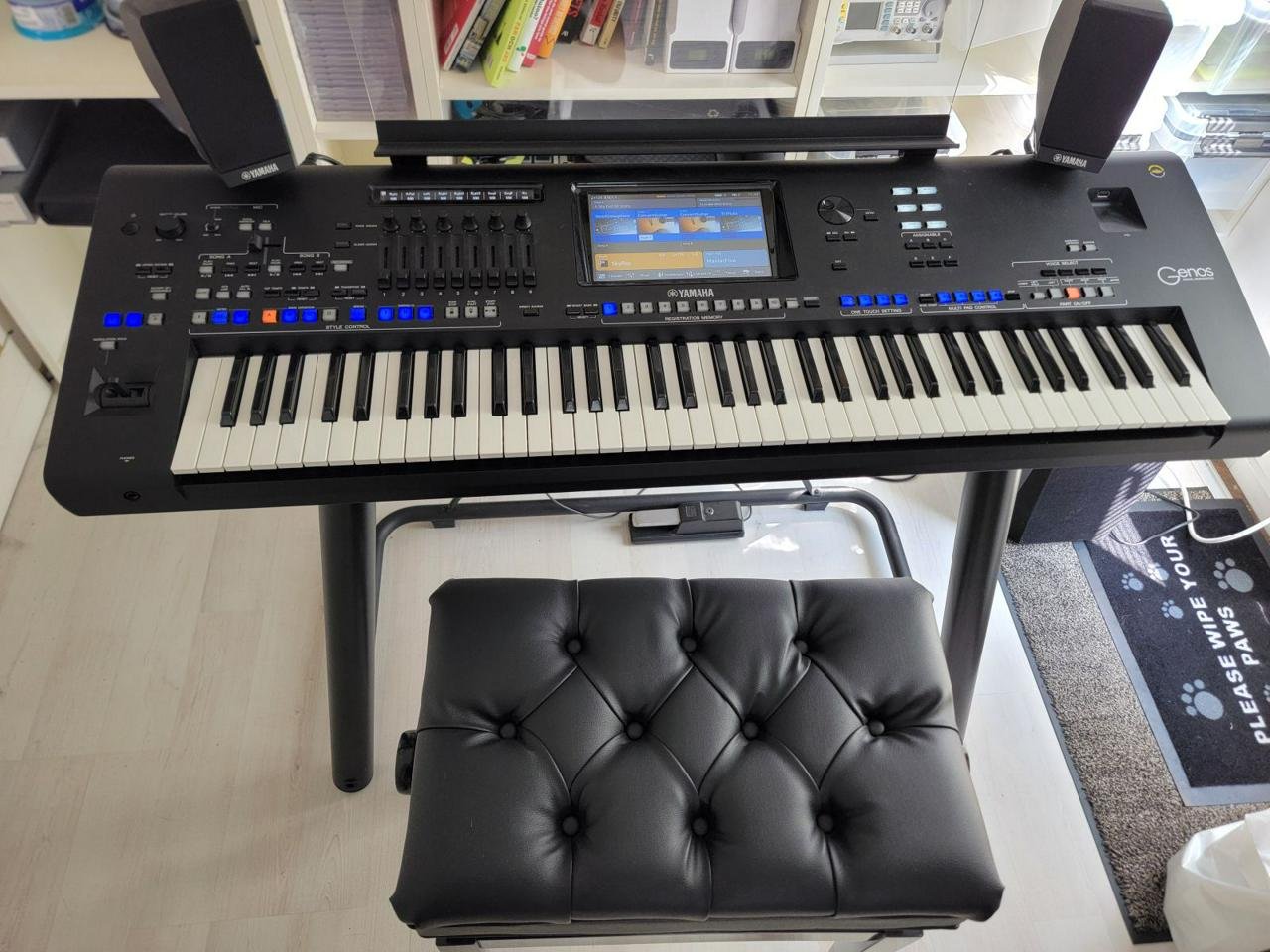Yamaha Genos 1 med stativ, hö...