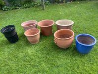 Blomkrukor 3 i keramik och resten i plast