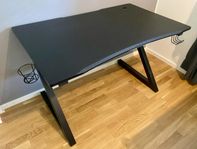Gaming skrivbord svart - som nytt!