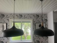 Två svarta taklampor 