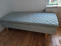 Säng i Svane Queen