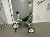 Stoy trehjuling med föräldrar handtag