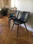 Två stolar Dan Form Hype svart dansk design matstol