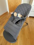 BabyBjörn Bliss Babysitter grå inkl. Busiga Ögon leksak