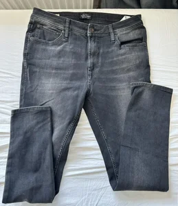 Ett par Jack & Jones svart jeans