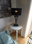 En svart lampa