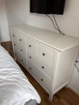 Vit Hemnes 8 lådorsbyrå från IKEA 