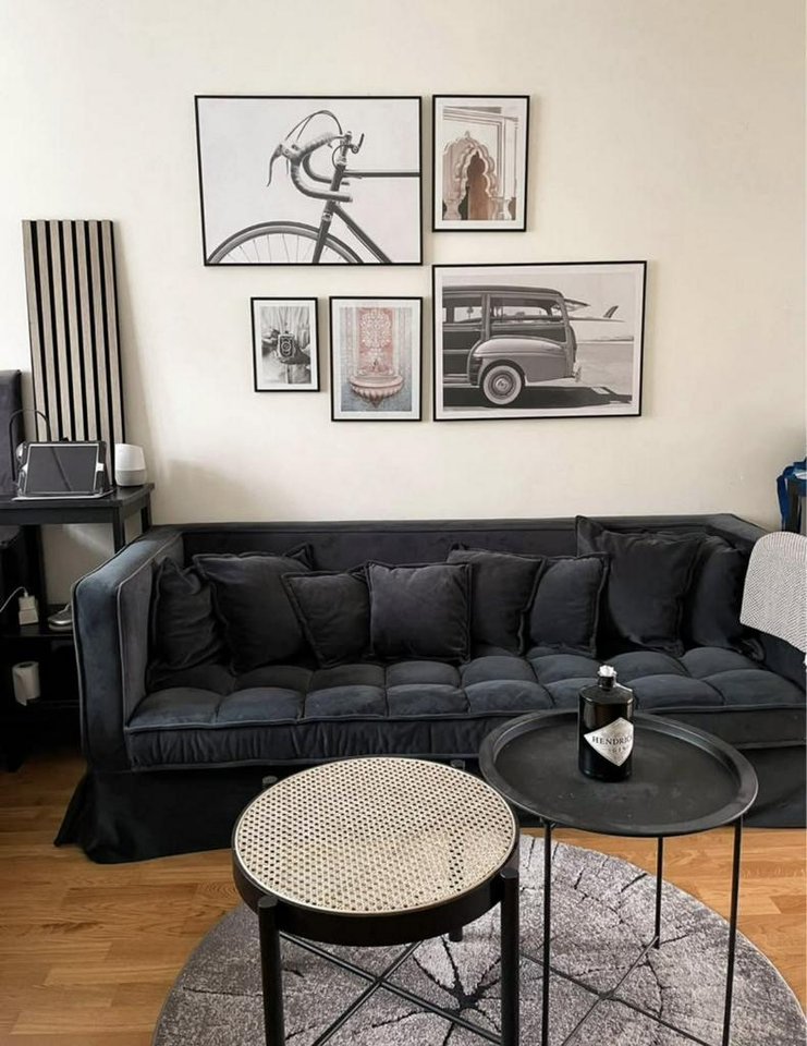 säng, soffa, tavlor, matta m.m