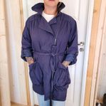 Snygg längre blå jacka i trenchcoat modell 