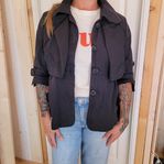 Svart kort jacka från Inwear i trenshkoat modell 