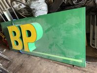 BP ljusskylt med kläder