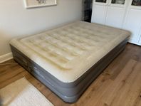 Luftmadrass med inbyggd elektronisk pump 