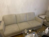 soffa. en två sitsig soffa och två tre sitsig soffa 