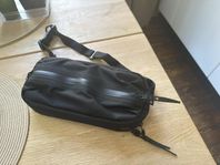 Black Ember slingväska