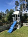 Lekställning med rutschkana
