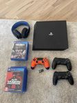 Playstation 4 med kontroller och spel