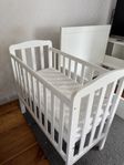spjälsäng/bedside crib 
