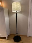 Golvlampa med skärm i Svenskt tenn/Josef Frank-tyg