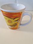 Originell och färggrann te/kaffemugg i porslin med grismoti