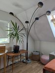 Svart golvlampa med fem armar 