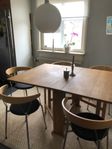 Slagbord massiv ek. Stapelbara design stolar "Klyka" 5 st