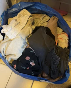 Hel säck med damkläder 