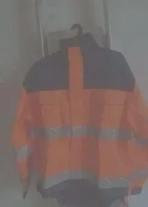 Fin rödblå jacka med reflexer som lyser bra i mörkret. Fy