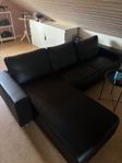 Svart lädersoffa