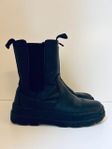 Snyggt svarta boots med dragkedja/resår från H&M, stl 33