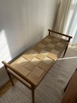Design bänk med flätad sits