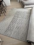 Viskosmatta CHEVRON ALUMINIUM 250x350 cm, Classic Collection