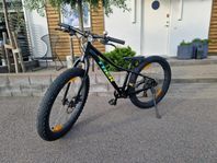 Trek Roscoe 24 tum med 8 växlar (svart)