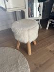 Söt pall med fluffig klädsel