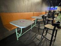 Komplett restaurangmöblemang – bord, stolar, soffor & hyl