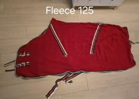 Rött fleecetäcke storlek 125