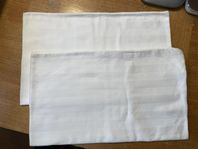 2 st vita örngott med ränder i satin