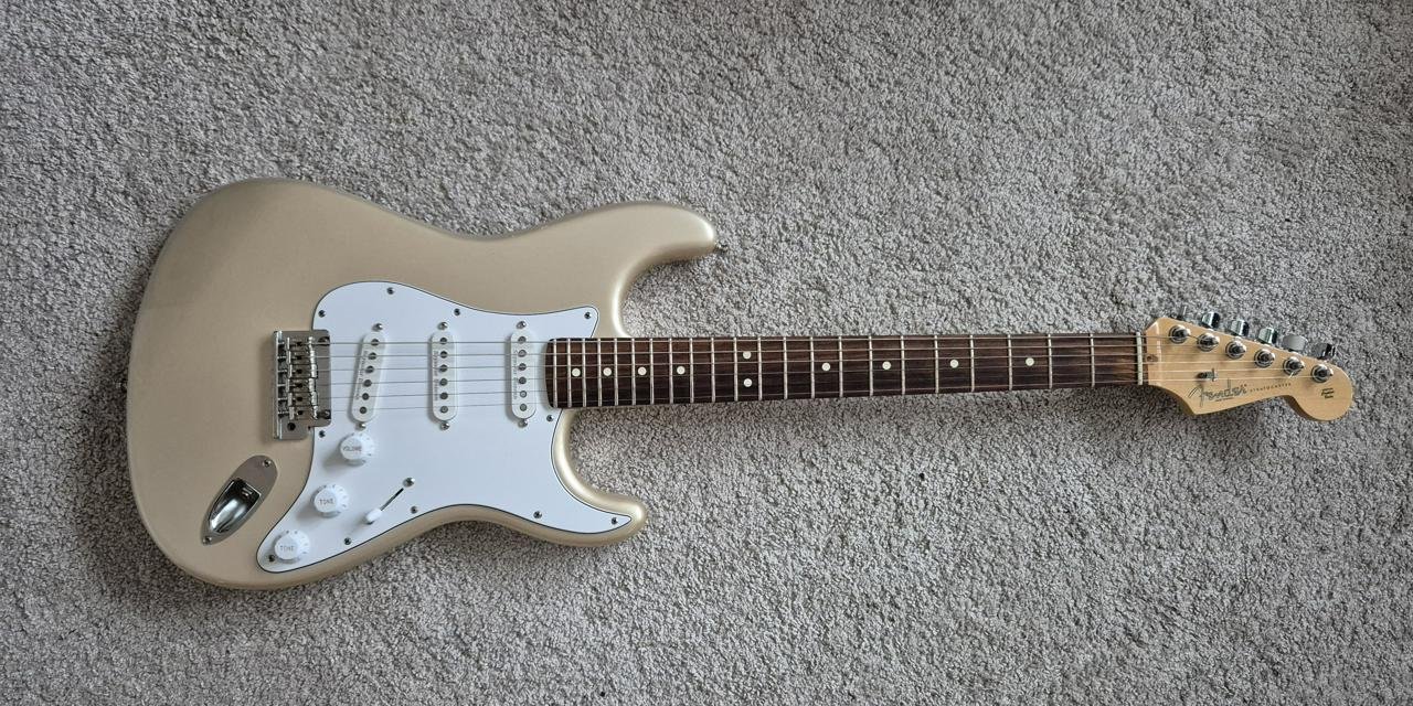 Fender Stratocaster Standard ...