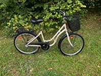 Vit välvårdad treväxlad barncykel 24 tum