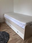 Säng med madrass 90x200